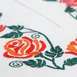 Detail strojovej výšivky na hrudi folklórnej košele Emilko