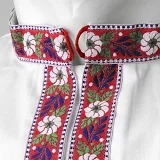 Krojová košeľa zdobená vyšívanou tkaničkou - límec